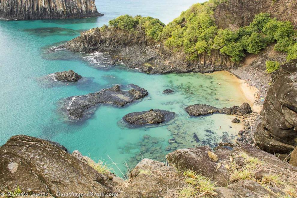 Imagem do alto da Baía dos Porcos e mesmo assim conseguimos ver fundo do mar em Fernando de Noronha.